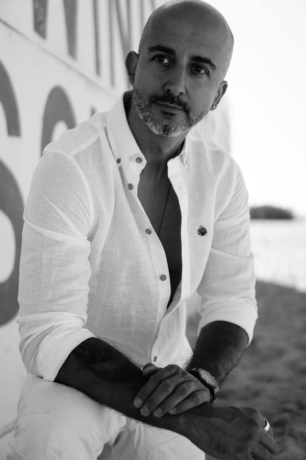 Rob Toth, linen shirt, black and white